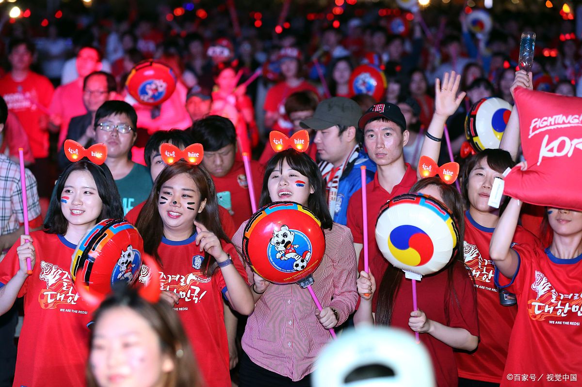 里昂球迷呼吁对阵支持,主场气氛激昂 里昂球迷呼吁对阵支持,主场气氛激昂